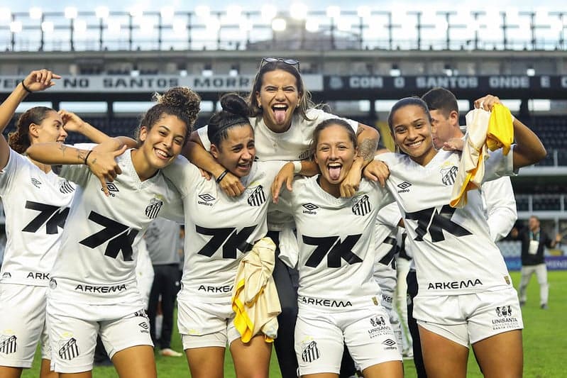 Elenco feminino do Santos retorna à elite do futebol brasileiro ao vencer o Ação, do Mato Grosso. (Foto: Reinaldo Campos/ Santos FC)