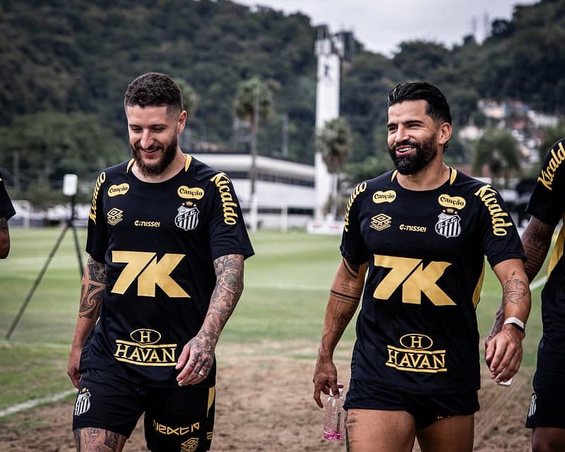 Zé Rafael e Rincón durante treino do Santos no CT Rei Pelé. (Foto: Raul Baretta/ Santos FC)