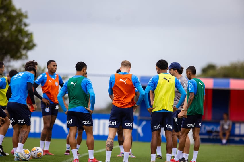 Jogadores do Bahia reunidos durante treino (Foto: Kayky durante treino do Bahia (Foto: Letícia Martins/EC Bahia)