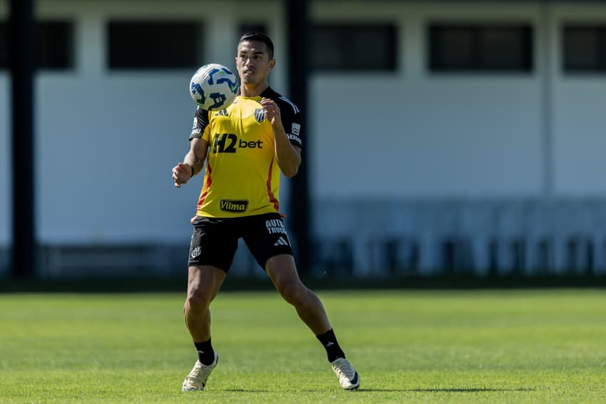 Cuello volta a treinar com bola no Atlético-MG (Foto: Pedro Souza / Atlético)