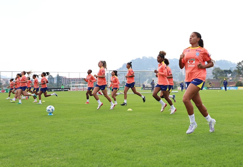 Seleção feminina durante treino na Granja Comary. (Foto: Lívia Villas Boas / CBF)