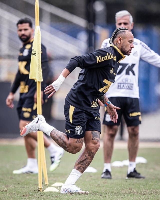 Neymar treina com o elenco do Santos em preparação para o duelo diante da Desportiva Ferroviária, no Espírito Santo. (Foto: Raul Baretta/ Santos FC)