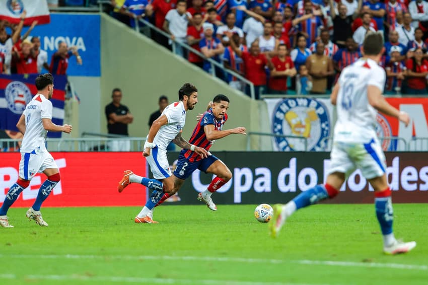 Gilberto em ação de ataque contra o Fortaleza (Foto: Rafael Rodrigues / EC Bahia)
