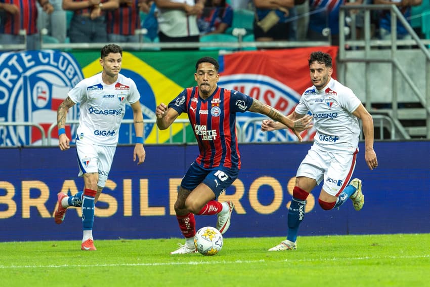 Gilberto encara marcação do Fortaleza em jogo da Copa do Nordeste (Foto: Letícias Martins / EC Bahia)