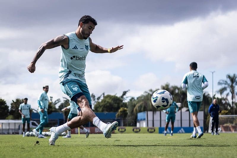 Lateral William, do Cruzeiro, em treino na Toca da Raposa (Foto: Gustavo Aleixo/Cruzeiro)