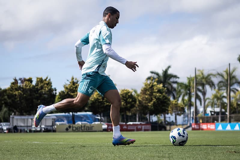 Volante Christian do Cruzeiro, em treino na Toca da Raposa (Foto: Gustavo Aleixo/Cruzeiro)