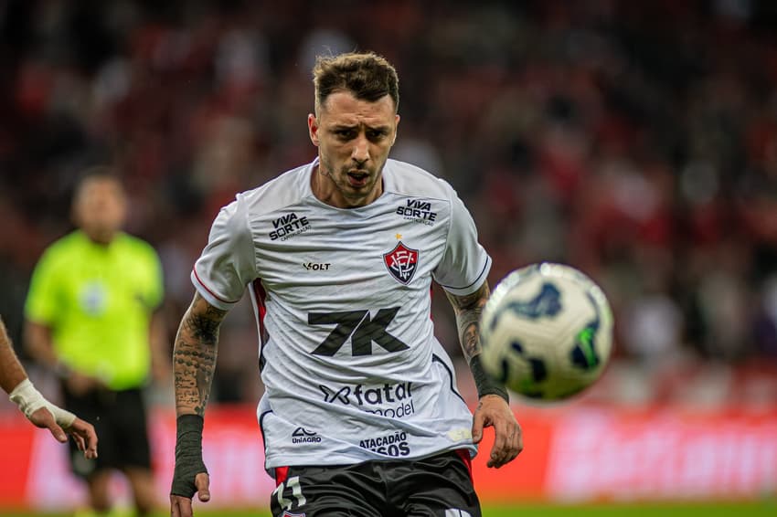 Renzo López em ação contra o Internacional (Foto: Victor Ferreira / EC Vitória)