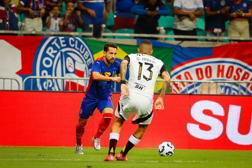 Everton Ribeiro duela com Arana (Foto: Letícia Martins / EC Bahia)