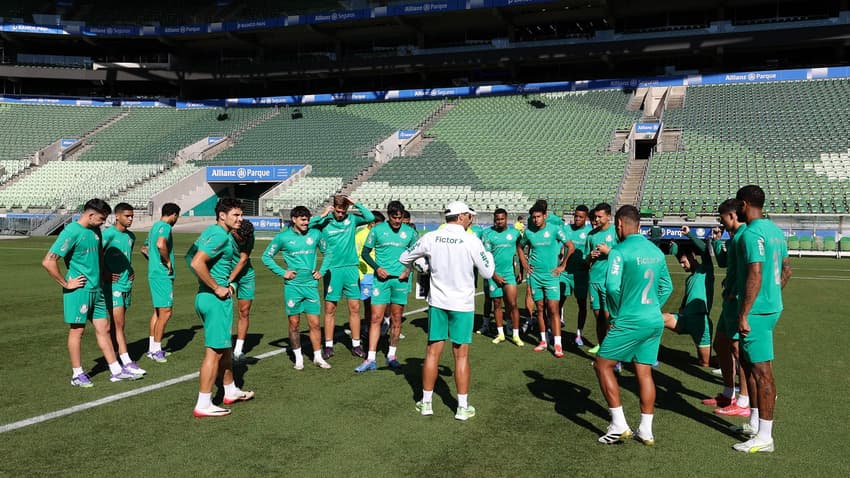 Abel Ferreira conversa com o elenco durante treinamento (Foto: Cesar Greco/Palmeiras)