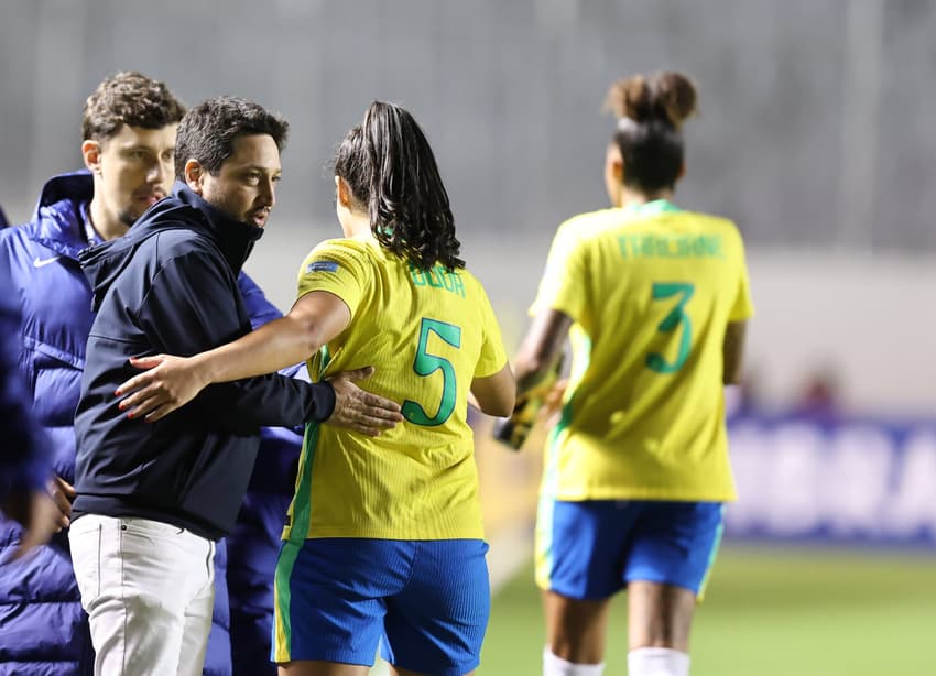 Duda Sampaio cumprimenta Arthur Elias após gol diante da Venezuela, na estreia da Copa América Feminina. (Foto: Lívia Villas Boas / CBF)