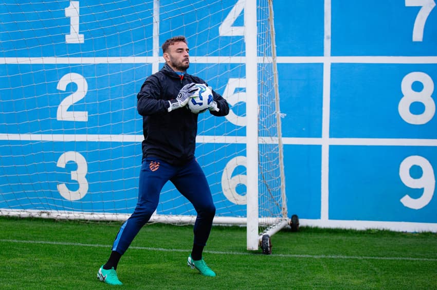 Gabriel treina pelo Sport em Porto Alegre (Foto: Paulo Paiva/ Sport Recife)