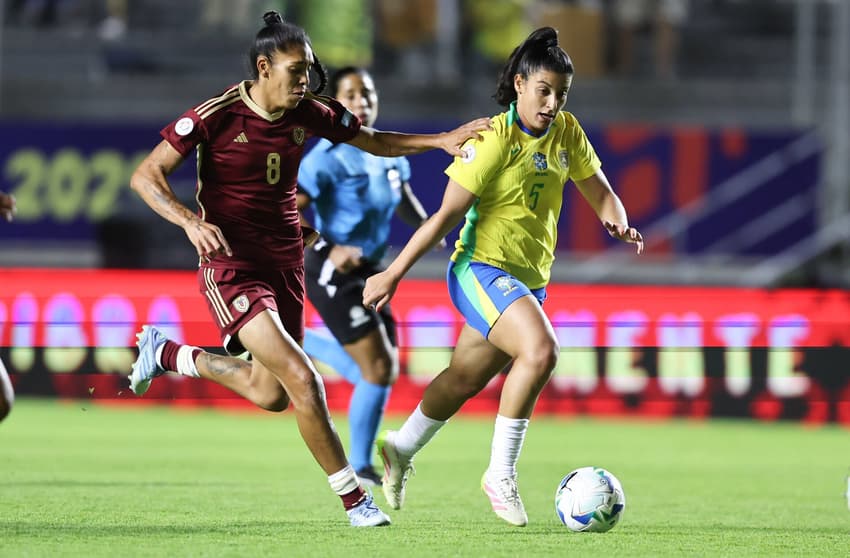 Duda Sampaio conduz bola em Brasil x Venezuela. (Foto: Lívia Villas Boas / CBF)