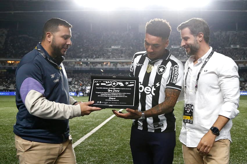 Igor Jesus recebeu homenagem do Botafogo (Foto: Vítor Silva/Botafogo)