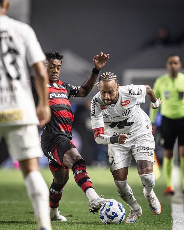 Neymar disputa a bola em jogada com Bruno Henrique, do Flamengo, na Vila Belmiro. (Foto: Raul Baretta/ Santos FC)
