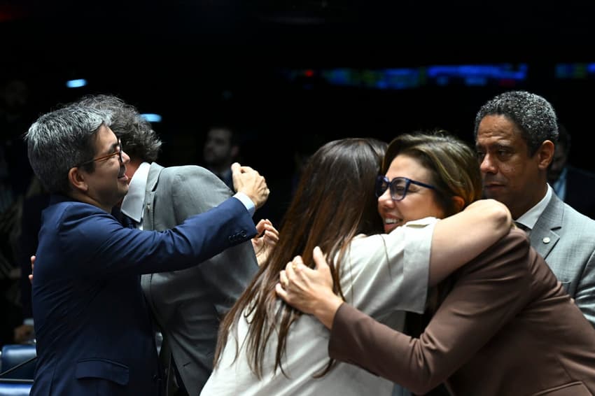 Senadores e deputados comemoram aprovação da Lei de Incentivo ao Esporte