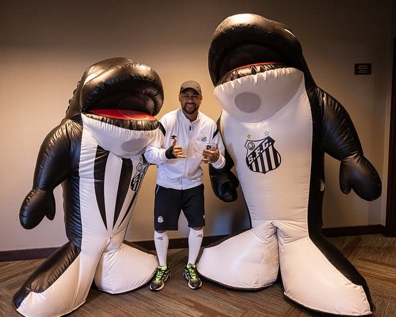 Neymar na concentração do Santos, em São José do Rio Preto, ao lado do Baleião e da Baleinha. (Foto: Raul Baretta/ Santos FC)