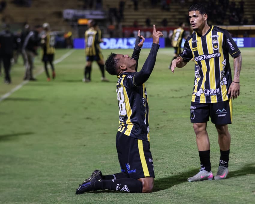 André Luiz (à esquerda) e Raí, do Volta Redoda (Foto: Anderson Mendes/Volta Redonda)