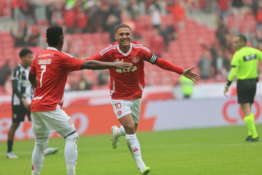 Alan Patrick comemora gol o Internacional