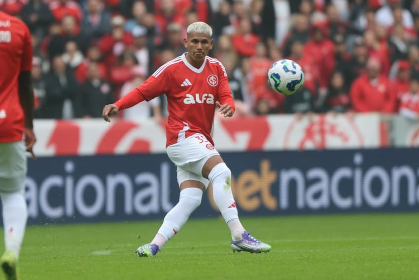 Aguirre, lateral-direito do Internacional