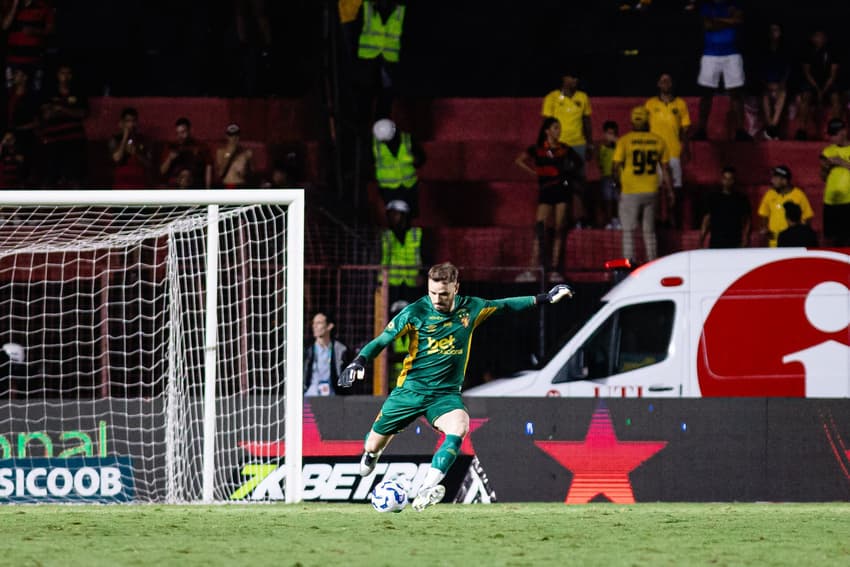 Goleiro Gabriel em ação contra o Botafogo (Foto: Paulo Paiva/ Sport Recife)