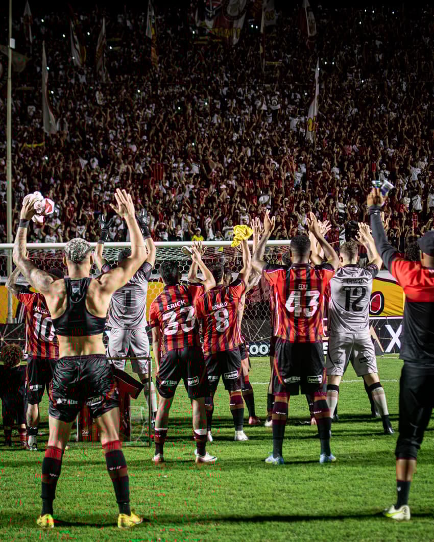 Jogadores do Vitória comemoram resultado contra o Bragantino, no Barradão (Foto: Victor Ferreira / EC Vitória)