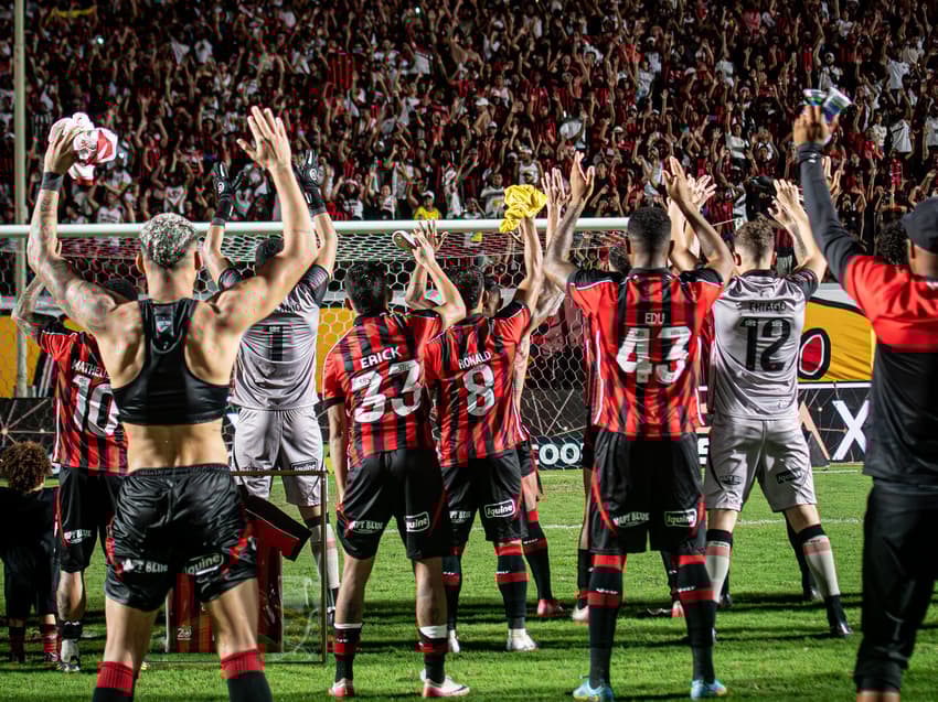 Jogadores do Vitória comemoram resultado contra o Bragantino, no Barradão (Foto: Victor Ferreira / EC Vitória)