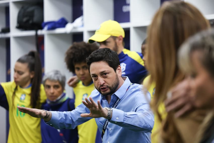 Arthur Elias no vestiário antes de Paraguai x Brasil. (Foto: Lívia Villas Boas/ CBF)