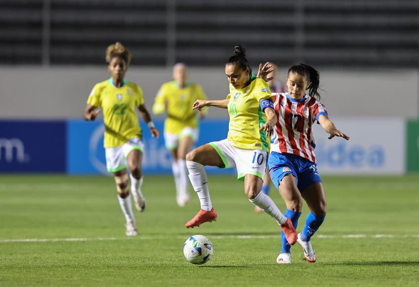 Marta domina a bola em duelo contra o Paraguai. (Foto: Lívia Villas Boas / CBF)