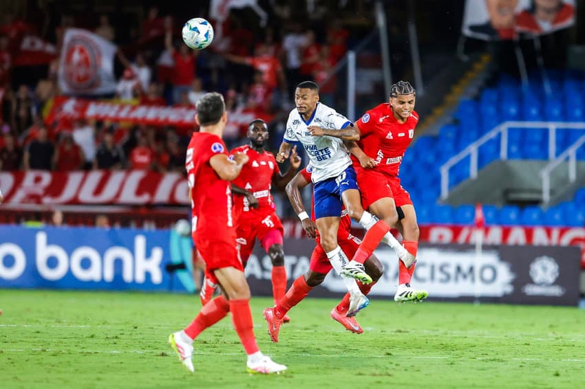Ademir disputa bola pelo alto contra o América de Cali (Foto: Rafael Rodrigues / EC Bahia)