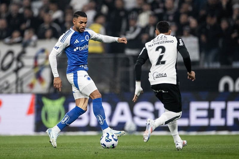 Wanderson, do Cruzeiro, e Matheuzinho, do Corinthians (Foto: Marco Galvão/Cruzeiro)