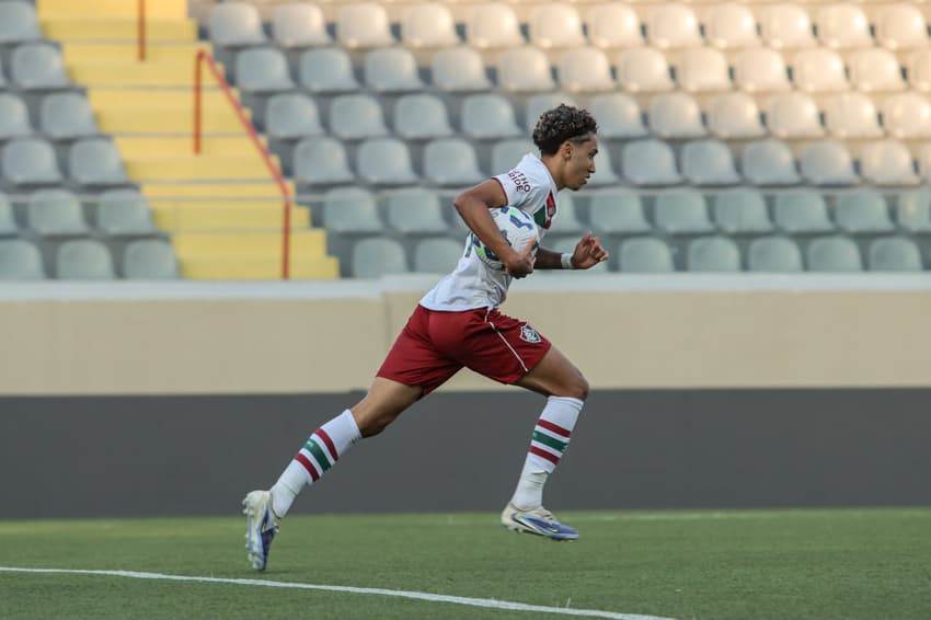 Isque comemora gol em jogo contra o Palmeiras no Sub-20