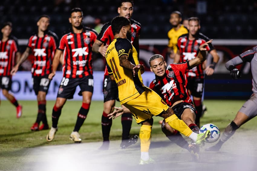Momento do primeiro gol de Romarinho (Foto: Paulo Paiva/ Sport Recife)