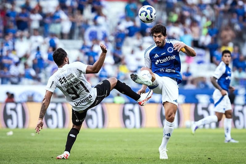 Volante Lucas Silva, do Cruzeiro, e Lourenço, do Ceará (Foto: Gustavo Aleixo/Cruzeiro)