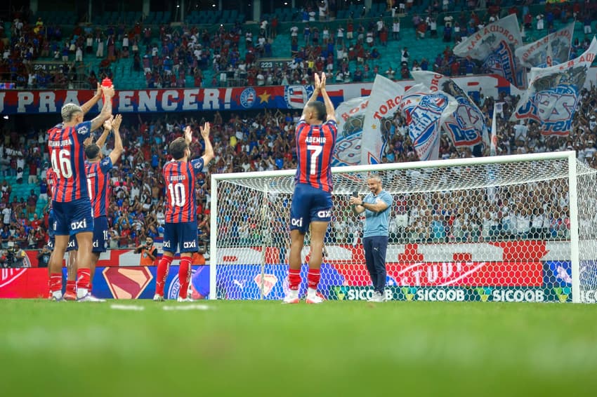 Jogadores do Bahia comemoram vitória contra o Juventude ao lado da torcida (Foto: Rafael Rodrigues / EC Bahia)