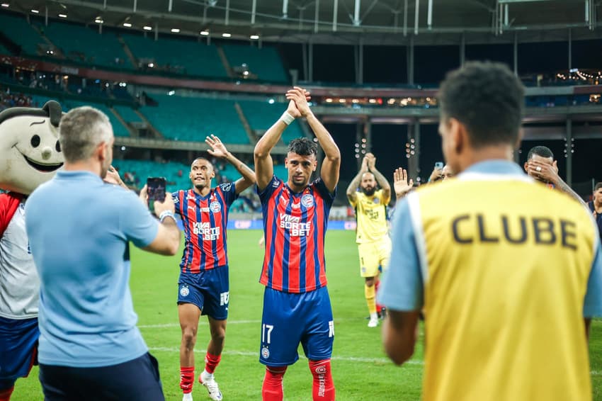 Lucho Rodríguez agradece apoio da torcida depois de gol contra o Juventude (Foto: Rafael Rodrigues / EC Vitória)