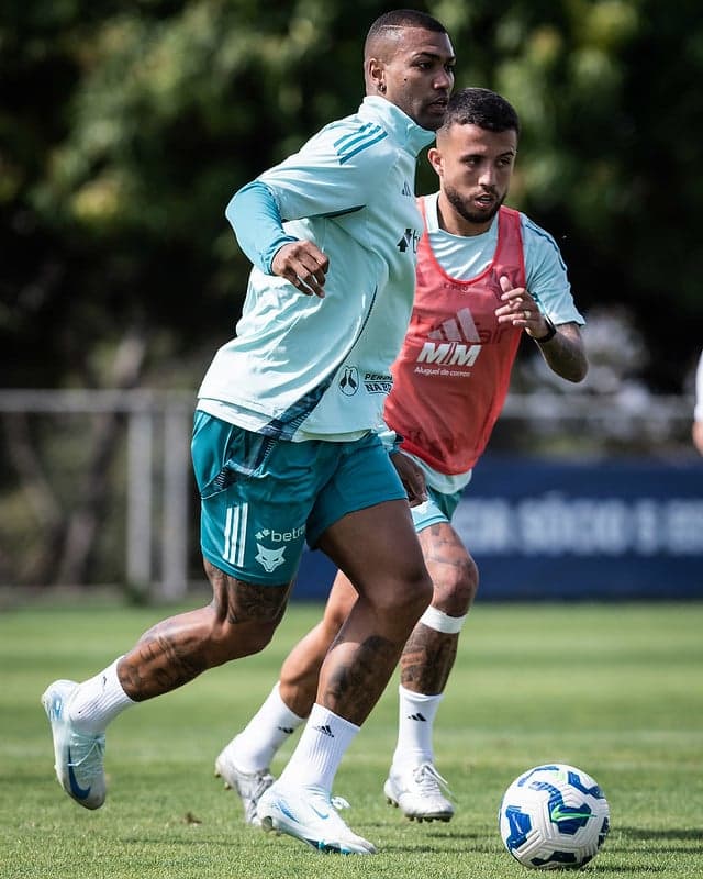 Volante Walace, do Cruzeiro, em treino na Toca da Raposa (Foto: Gustavo Aleixo/Cruzeiro)