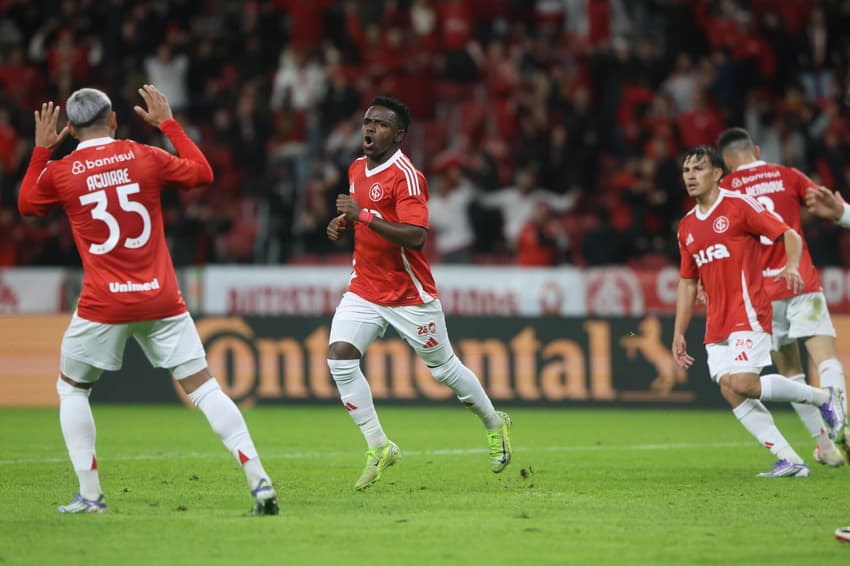 Carbonero comemora gol do Internacional