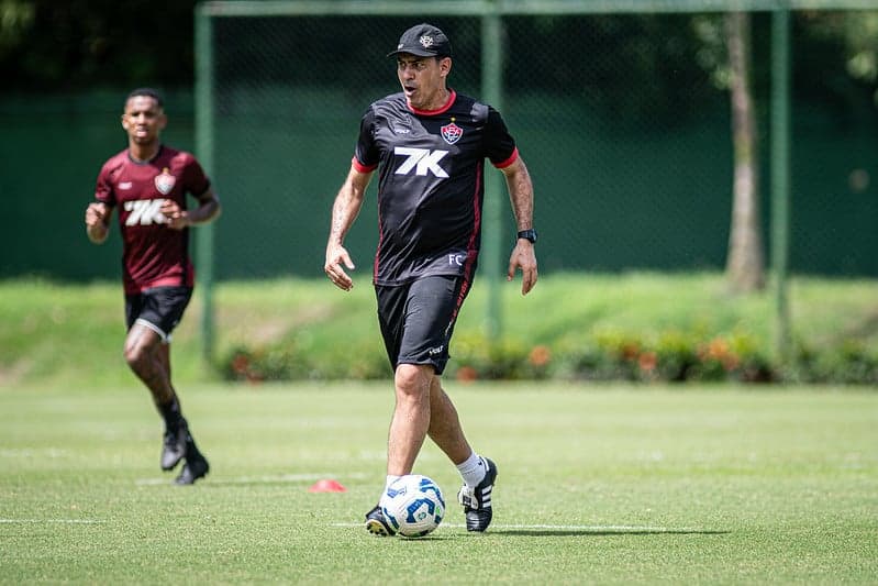 Carille participa de treino do Vitória (Foto: Victor Ferreira / EC Vitória)