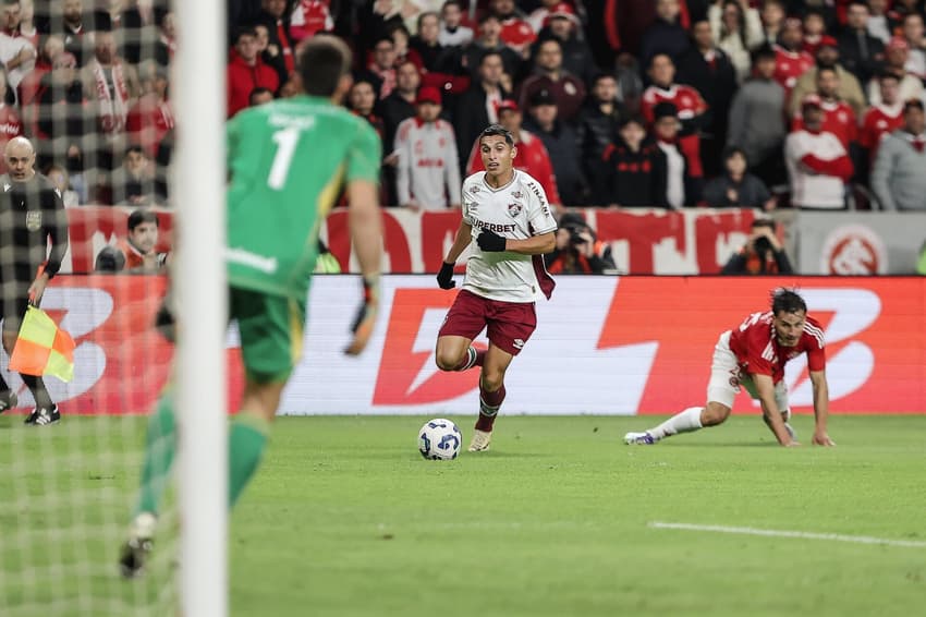 Serna, do Fluminense, deixa Bernabei, do Internacional, para trás