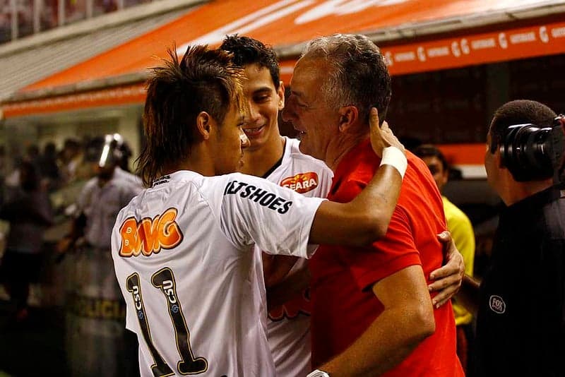 Neymar Jr. e Ganso, em 2012, abraçando Dorival Jr., então técnico do Internacional. (Foto: Ivan Storti / Divulgação Santos FC)