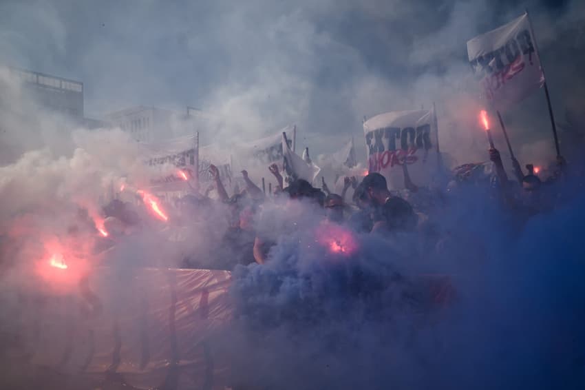 Torcida do Lyon protesta contra John Textor (Foto: JEFF PACHOUD / AFP)
