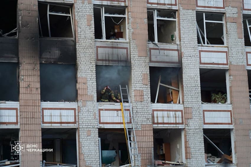 Foto de ataque da Rúsia a um edifício em Smila, Ucrânia (Foto: Handout / Ukrainian State Emergency Service / AFP)