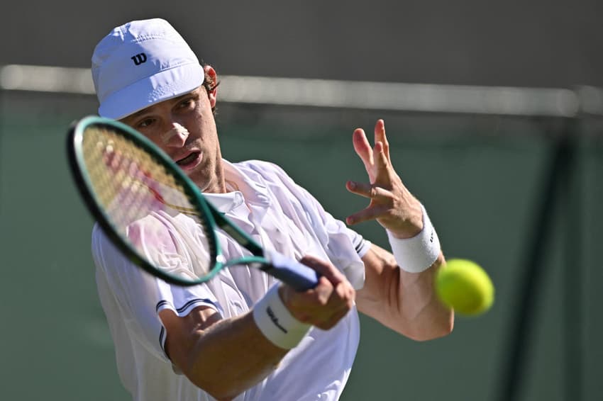 O chileno Nicolas Jarry na vitória sobre o dinamarquês Holger Rune (Photo by Glyn KIRK / AFP)