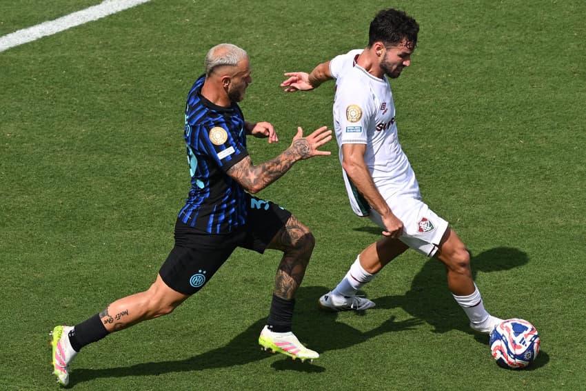 Martinelli e Dimarco disputam bola em Inter de Milão x Fluminense (Photo by Federico PARRA / AFP)