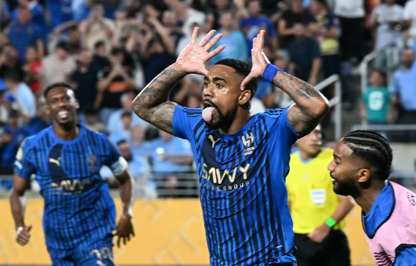Malcom comemora gol do Al Hilal sobre o Manchester City (Foto: Chandan Khanna / AFP)