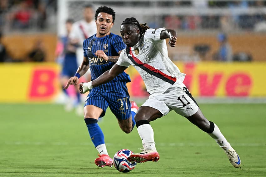 Kaio Cesar e Jeremy Doku em Al-Hilal x Manchester City (Foto: PATRICIA DE MELO MOREIRA / AFP)