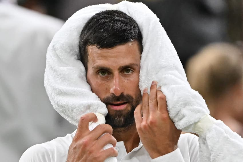 O sérvio Novak Djokovic usa uma toalha na vitória sobre o francês Alexandre Muller em Wimbledon (Foto: Glyn KIRK / AFP)