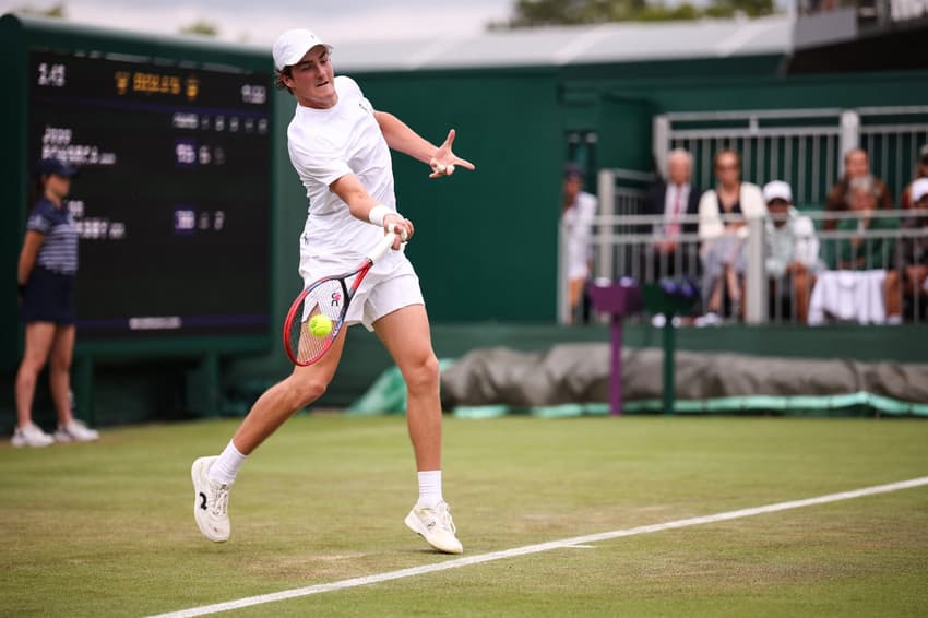 João Fonseca na partida contra o americano Jenson Brooksby em Wimbledon (Foto: HENRY NICHOLLS / AFP)