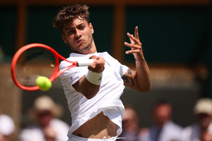 O italiano Flavio Cobolli, aos 23 anos, já alcança inédita fase de oitavas em Grand Slams (Foto: HENRY NICHOLLS / AFP)