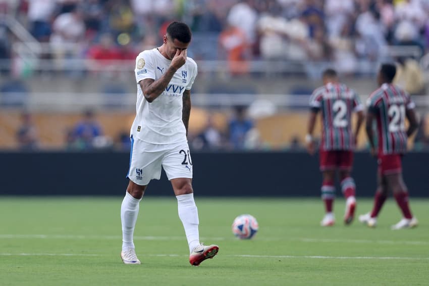 Barcelona: João Cancelo, do Al Hilal, reage durante o momento de silêncio em memória do ex-jogador Diogo Jota e de seu irmão André Silva, antes da partida do Mundial de Clubes de 2025 contra o Fluminense (Foto: Megan Briggs/AFP)